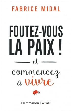 Et si le grand problème actuel était que la plupart des injonctions qui nous sont assénées pour nous calmer ne font que nous mettre une pression plus grande ? Il faudrait « méditer », manger comme ceci, faire tel entraînement pour être en forme, avoir de l’initiative, ne pas parler comme cela, être à la fois calme et dynamique, chaleureux et sérieux… Et si au contraire il fallait plutôt commencer par se foutre la paix pour commencer à vivre ? Mais comment lâcher-prise et se donner l’autorisation d’être soi-même ?