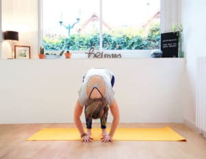 Relâchement des tensions en Uttanasana (pince debout) yoga contre stress anti stress évacuer stress anxiété